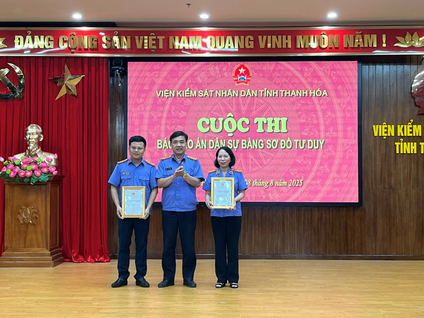 Ảnh: Đồng chí Vũ Xuân Thoan, Phó Viện trưởng tỉnh trao giải cho 2 đội thi đạt giải Nhì