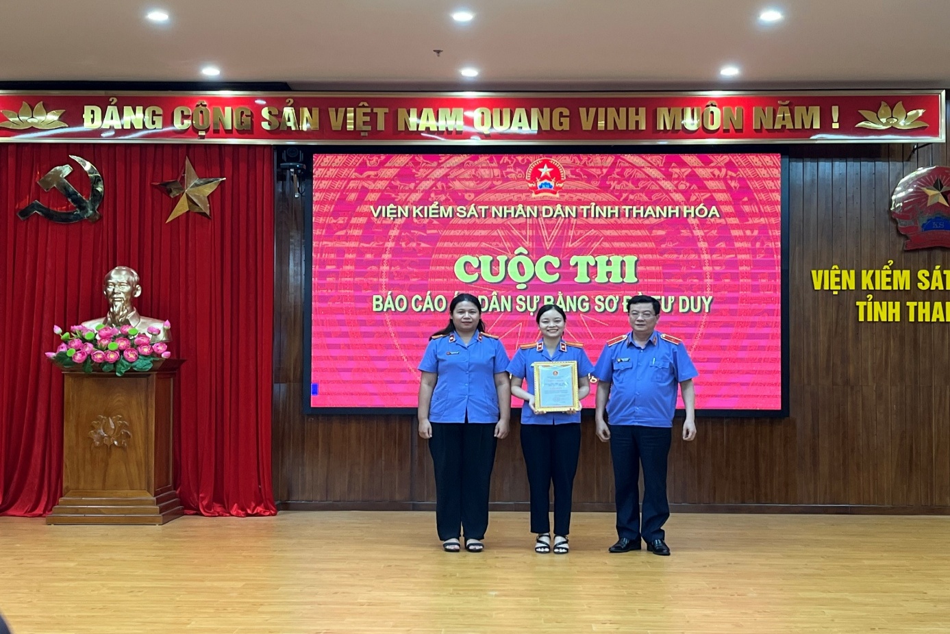 Ảnh: Đồng chí Trần Thế Kính, Viện trưởng VKSND tỉnh trao giải Nhất cuộc thi cho VKSND khu vực 1