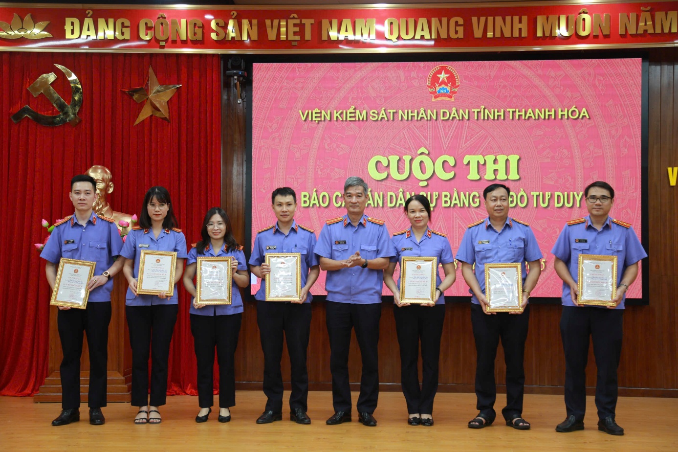 Ảnh: Đống chí Lê Đức Tùng, Phó Viện trưởng tỉnh trao giải cho các đội thi