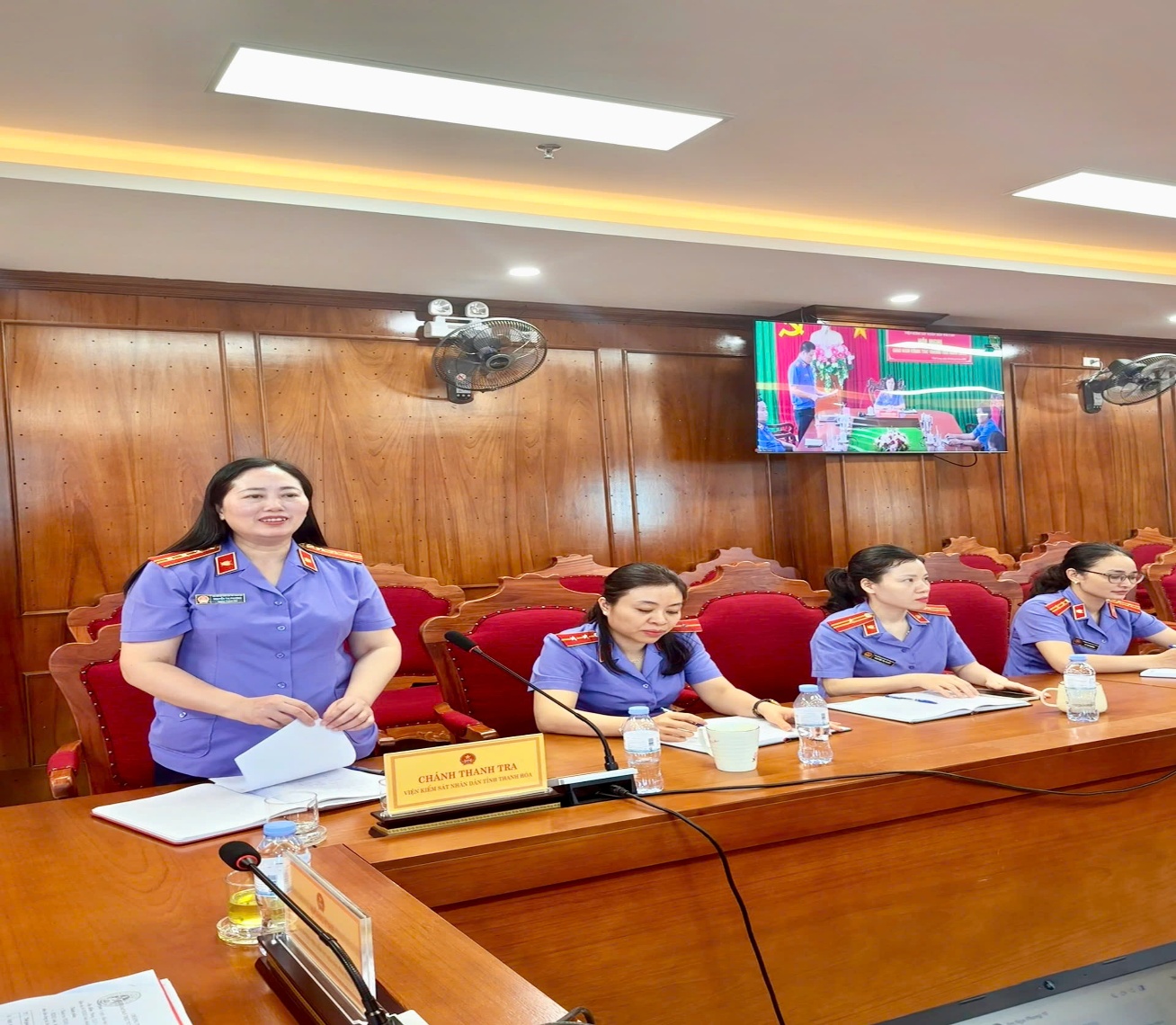 Đồng chí Nguyễn Thị Phượng, Chánh thanh tra VKSND tỉnh phát biểu tham luận