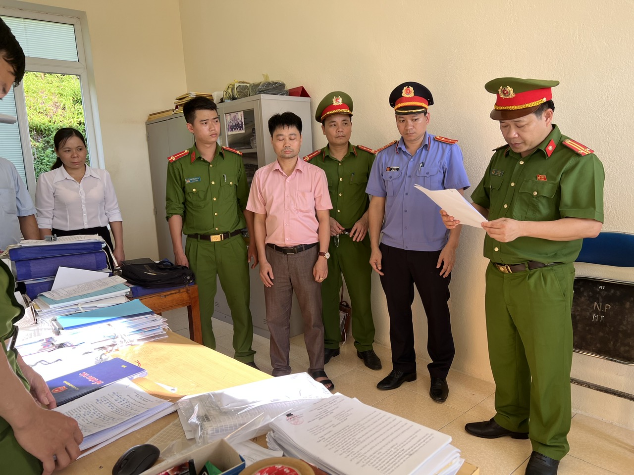 Kiểm sát viên Viện KSND khu vực 8 tham gia khám xét nơi làm việc của bị can trong vụ án kinh tế
