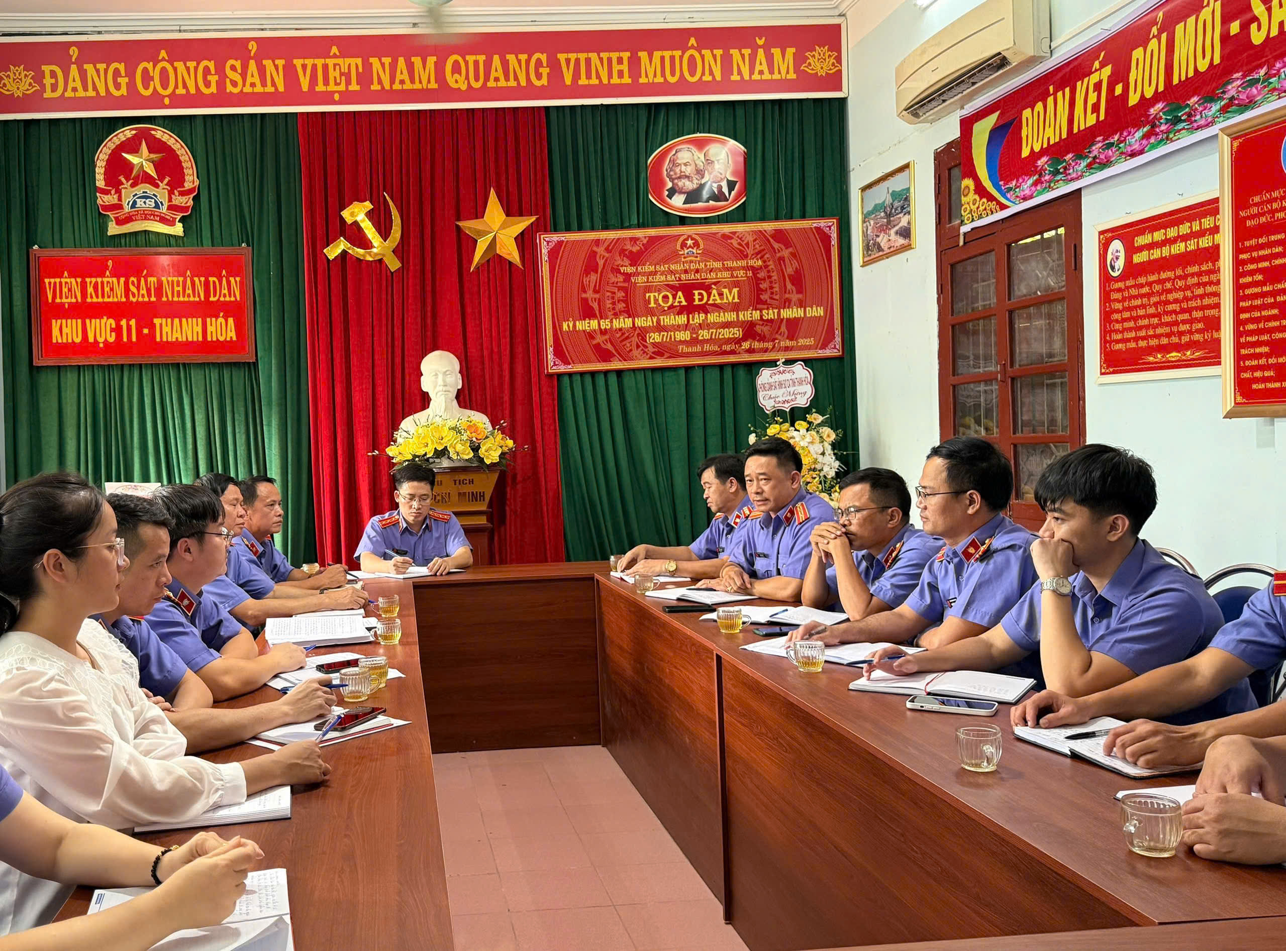 Ảnh: Tập thể lãnh đạo, Kiểm sát viên VKSND khu vực 11 - Thanh Hóa  tiến hành họp rút kinh nghiệm