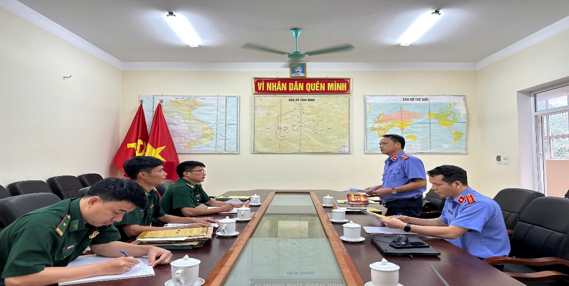 Ảnh: Đồng chí Hà Văn Nhiên, Phó Viên trưởng, Trưởng đoàn công bố  Quyết định kiểm sát trực tiếp