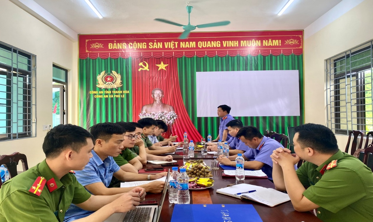 Ảnh: Đoàn kiểm sát làm việc tại UBND xã Phú Lệ, tỉnh Thanh Hoá