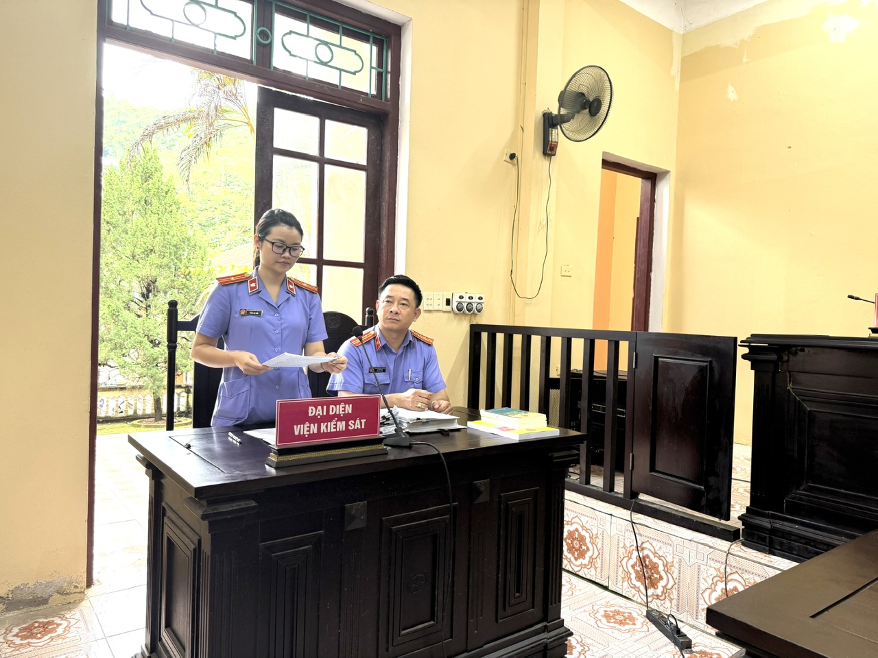 Ảnh: Đồng chí Triệu Thị Yến, Kiểm sát viên công bố Cáo trạng tại phiên tòa