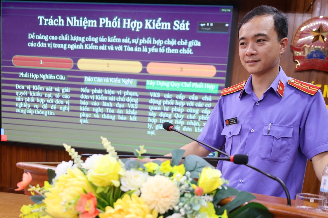 Ảnh: Đồng chí Hàn Văn Vinh, Phó Chánh thanh tra VKSND tỉnh  trao đổi nội dung chuyên đề 2 tại Hội nghị
