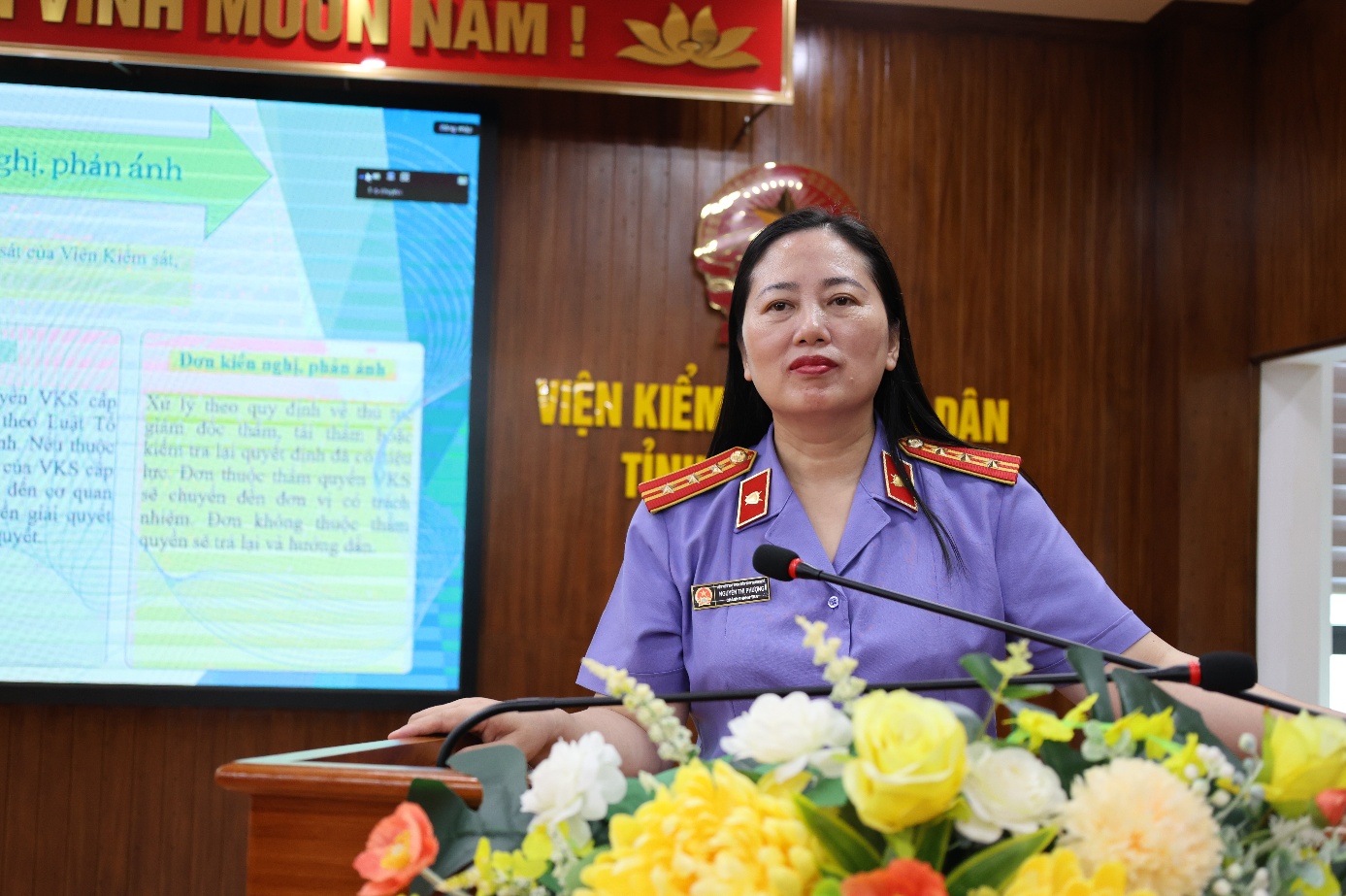 Ảnh: Đồng chí Nguyễn Thị Phượng, Chánh thanh tra VKSND tỉnh trao đổi nội dung chuyên đề 1 tại Hội nghị