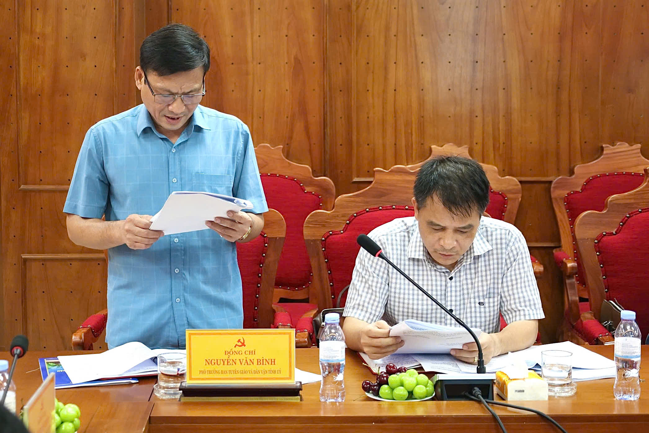 Đồng chí Nguyễn Văn Bình, Phó Trưởng Ban Tuyên giáo và Dân vận Tỉnh ủy Phó Trưởng Đoàn kiểm tra trình bày dự thảo Báo cáo
