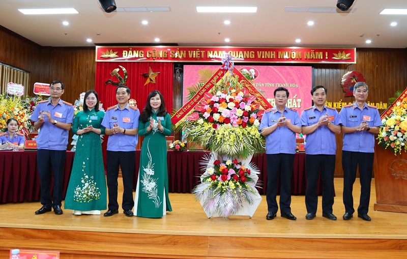 Đại diện Đảng ủy các cơ quan Đảng tỉnh tặng hoa chúc mừng Đại hội