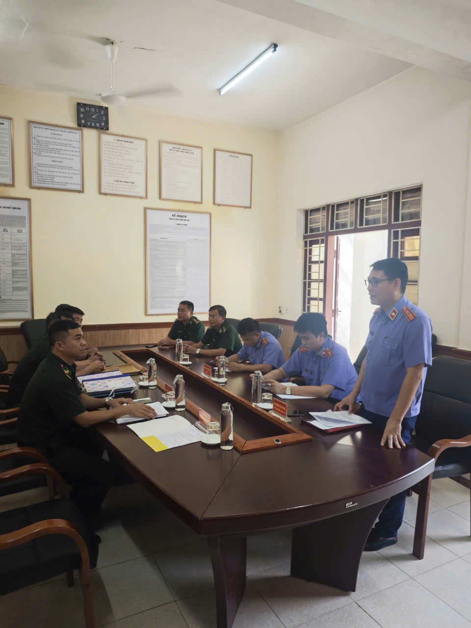 Đồng chí Dương Tiến Trung, Phó Viện trưởng VKSND khu vực 4 công bố Quyết định và Kế hoạch trực tiếp kiểm sát