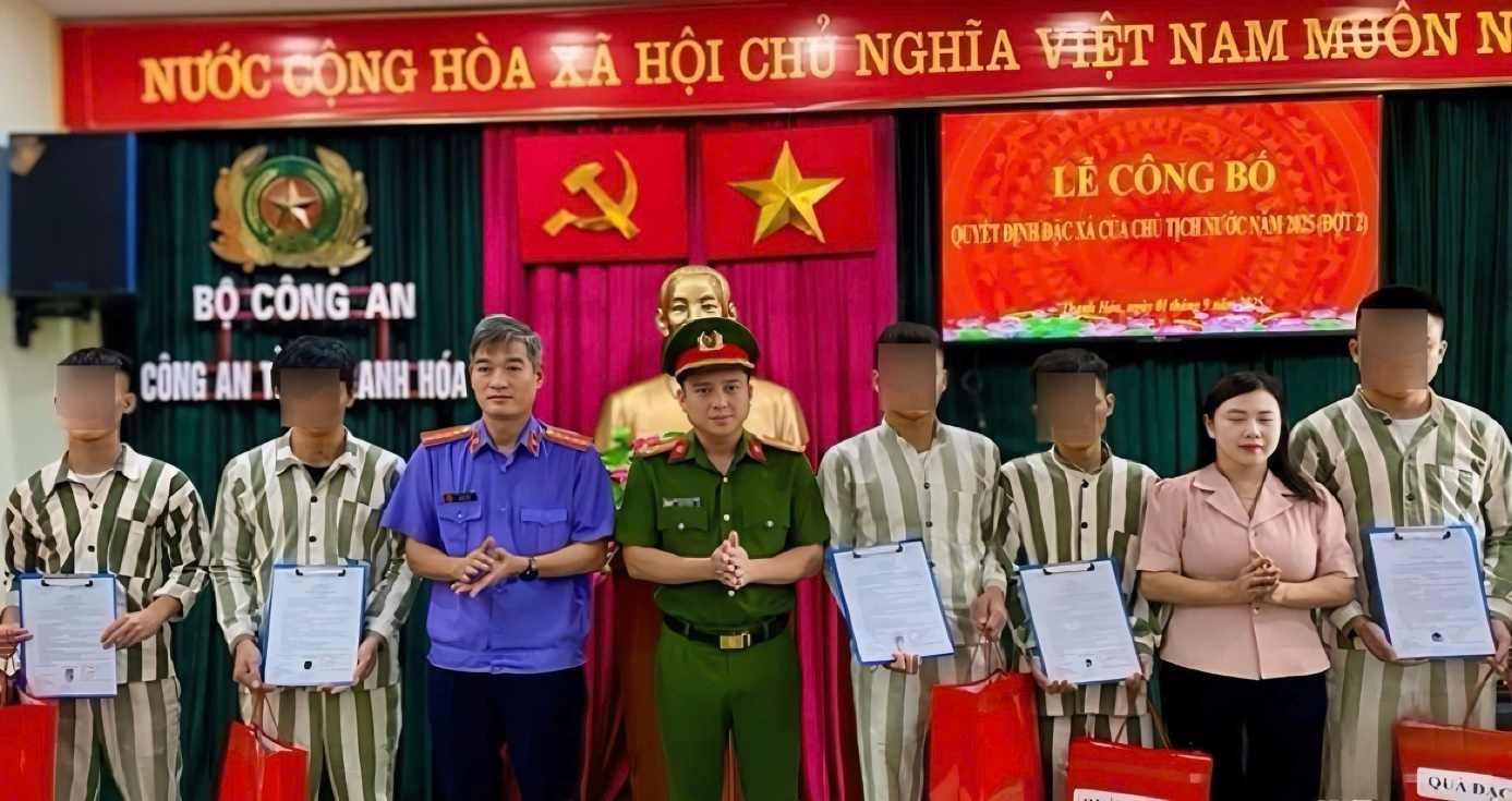 Đại diện VKSND, Công an và UBMT Tổ quốc Việt Nam tỉnh Thanh Hóa trao quyết định đặc xá, quà cho các phạm nhân được đặc xá tại Trại tạm giam Công an tỉnh