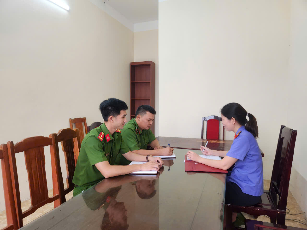 Ảnh: Kiểm sát viên VKSND khu vực 5 kiểm sát thi hành án hình sự tại cộng đồng