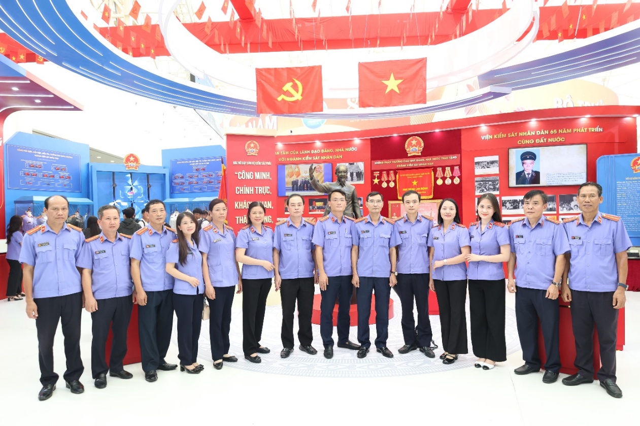 Ảnh: Đồng chí Nguyễn Đức Thanh, Phó Viện trưởng VKSND tỉnh Thanh Hóa cùng Đoàn tham quan gian trưng bày của Ngành Kiểm sát nhân dân