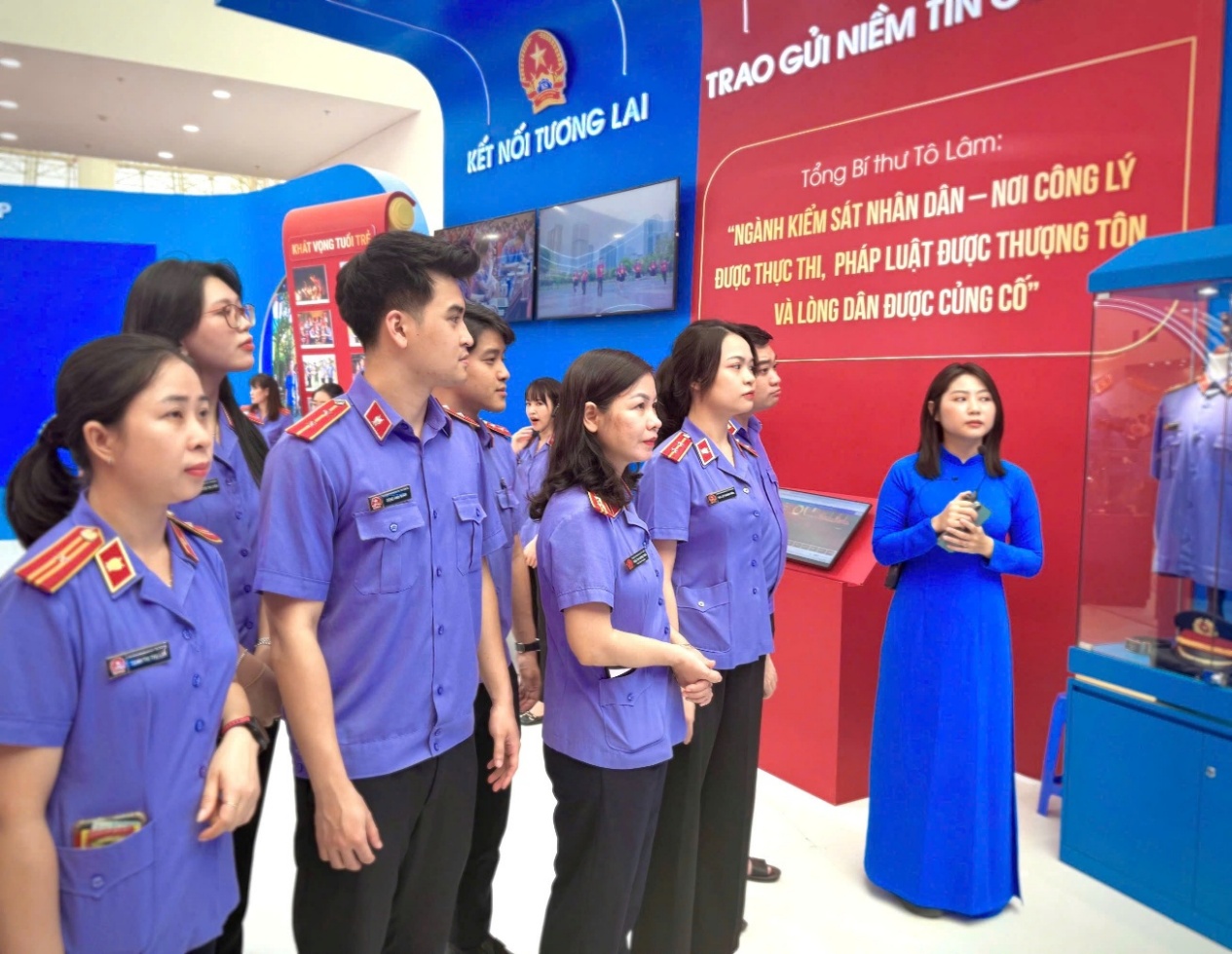 Ảnh: Kiểm sát viên, công chức trẻ thuộc VKSND khu vực 1 say mê tìm hiểu lịch sử 65 năm hình thành, phát triển của Ngành Kiểm sát tại gian trưng bày