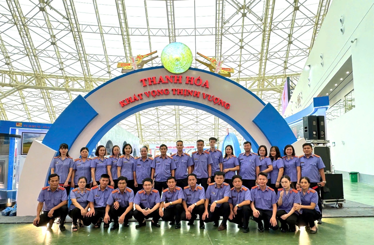 Ảnh: Các đơn vị thuộc Cụm thi đua số 3 VKSND tỉnh Thanh Hóa tham quan tại gian trưng bày tỉnh Thanh Hóa