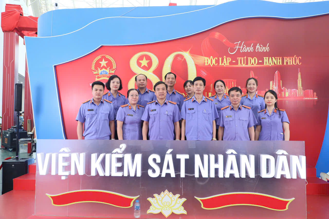 Ảnh: Đồng chí Vũ Xuân Thoan, Phó Viện trưởng VKSND tỉnh Thanh Hóa  cùng Đoàn tham quan gian trưng bày của Ngành Kiểm sát nhân dân