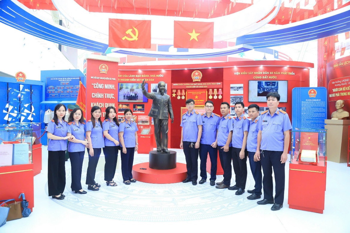Ảnh: VKSND khu vực 4 tham quan tại gian trưng bày của Ngành Kiểm sát nhân dân