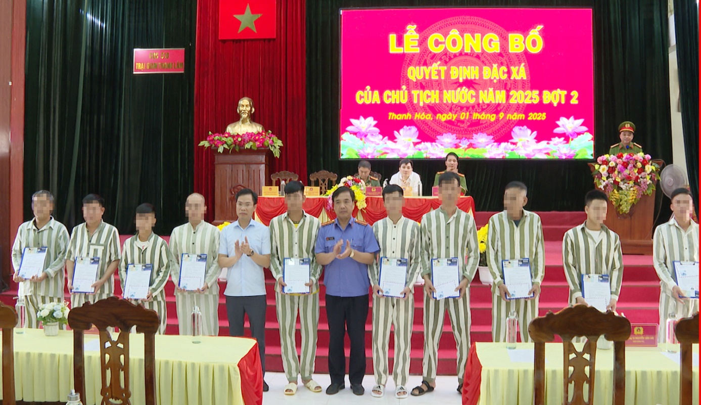 Đồng chí Vũ Xuân Thoan - Phó Viện trưởng VKSND tỉnh trao Quyết định đặc xá của Chủ tịch nước cho các phạm nhân được đặc xá tại Trại giam Thanh Lâm