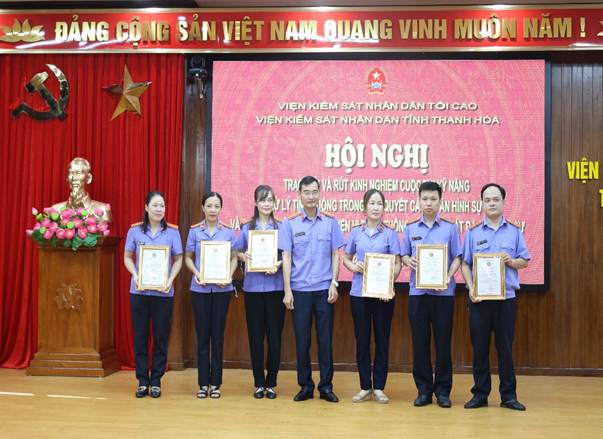 Đ/c Lê Đức Tùng, Phó Viện trưởng trao giải Khuyến khích cho các thí sinh