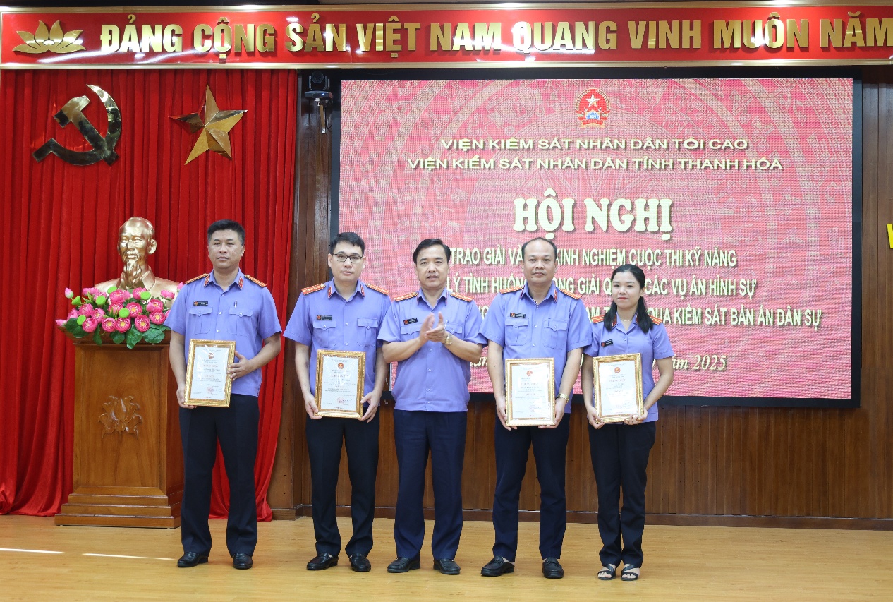 Đ/c Vũ Xuân Thoan, Phó Viện trưởng trao giải Nhì cho các thí sinh