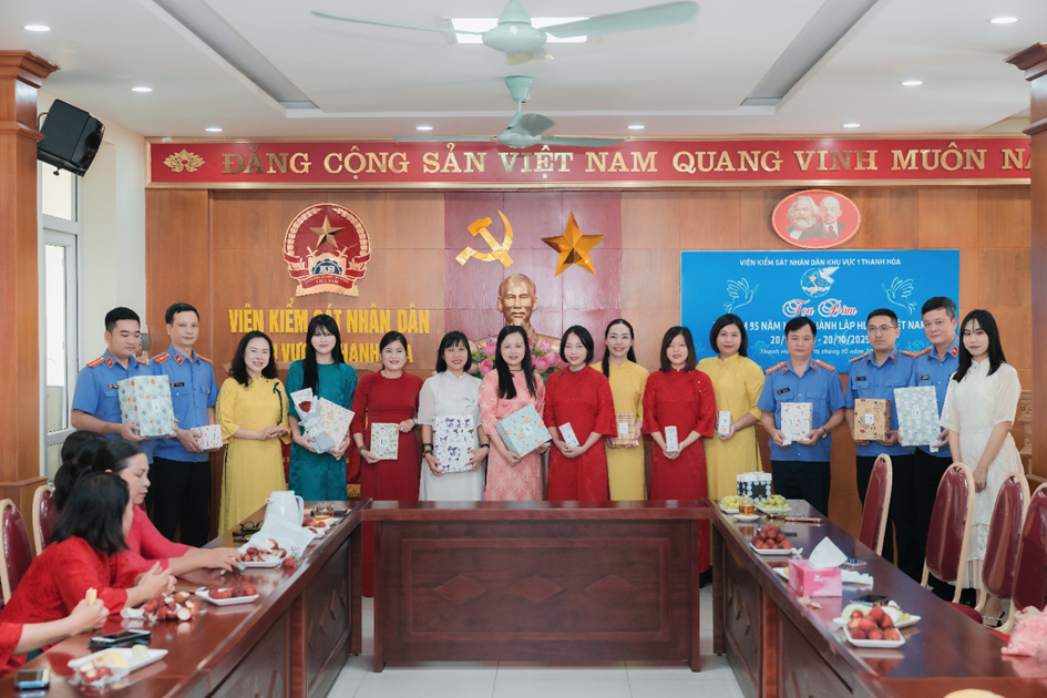 Ảnh: Ban tổ chức cuộc thi “Hái hoa dân chủ” trao quà cho đội chiến thắng