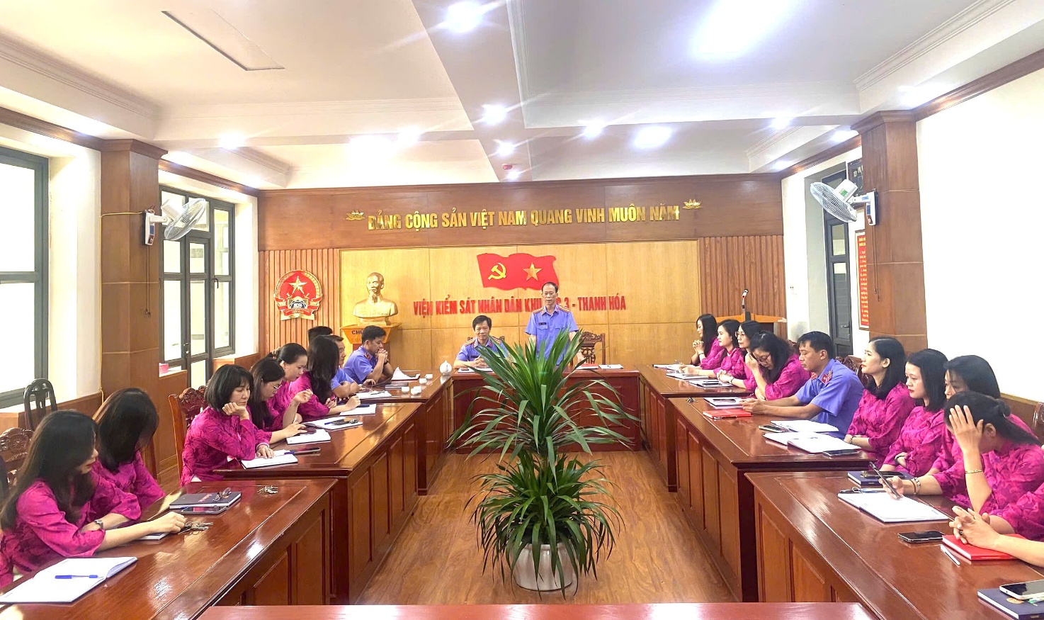 Ảnh: VKSND khu vực 3 tổ chức Tọa đàm chúc mừng kỷ niệm 95 năm  ngày thành lập Hội Liên hiệp phụ nữ Việt Nam 