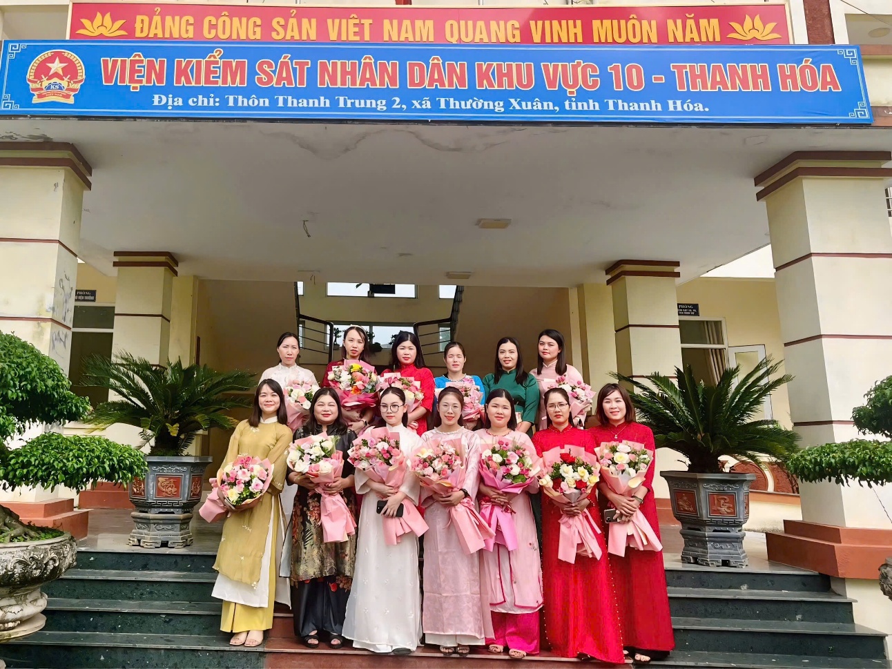 Ảnh: Nữ công chức, người lao động VKSND khu vực 10 chụp ảnh lưu niệm