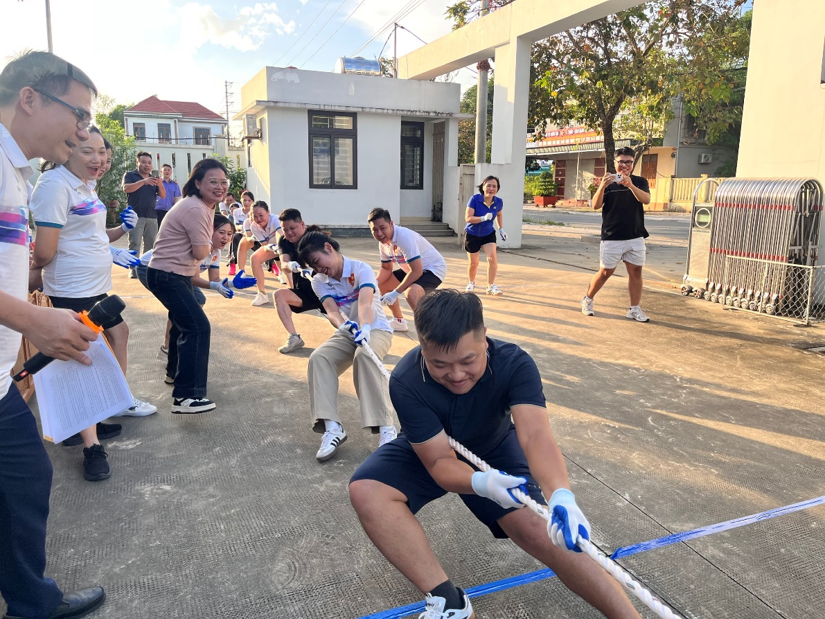 Ảnh: Các vận động viên hai đơn vị giao lưu kéo co