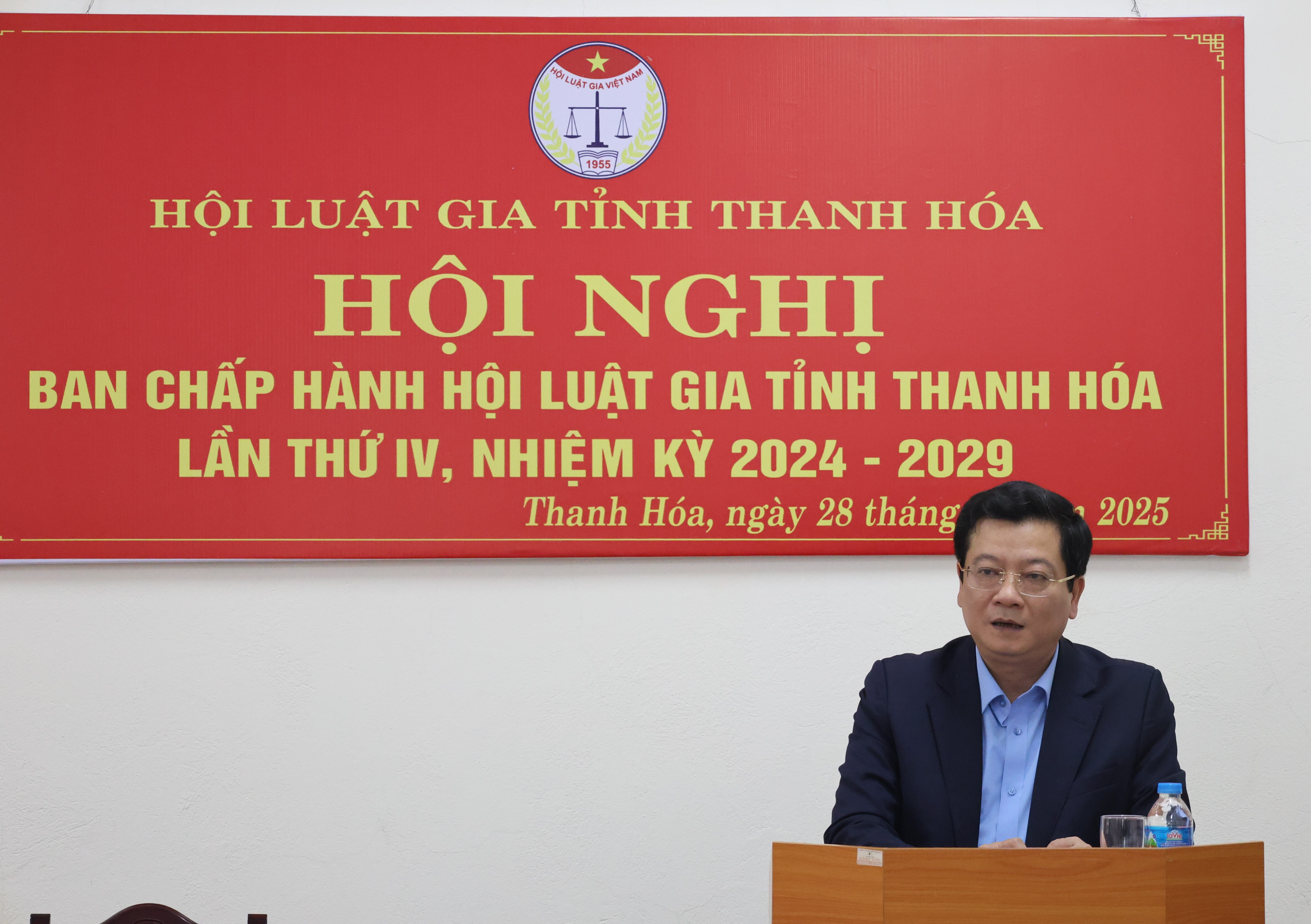 Ảnh: Đồng chí Trần Thế Kính, Tỉnh ủy viên, Bí thư Đảng ủy, Viện trưởng VKSND tỉnh phát biểu nhận nhiệm vụ Chủ tịch Hội Luật gia tỉnh Thanh Hóa