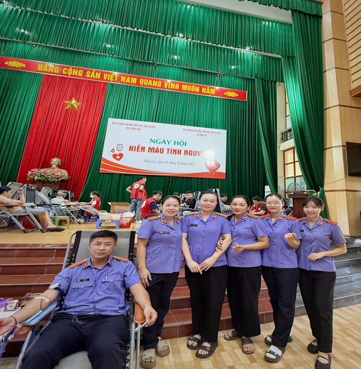 Ảnh: Lãnh đạo, kiểm sát viên, công chức VKSND khu vực 7 tham gia hiến máu