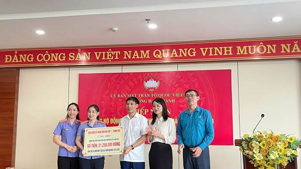 Ảnh:  Đại diện VKSND khu vực 1 – Thanh Hóa gửi toàn bộ số tiền ủng hộ của đơn vị đến Ủy ban MTTQ Việt Nam phường Hạc Thành, tỉnh Thanh Hóa