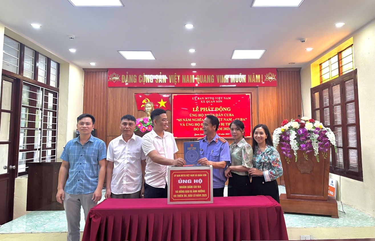 Ảnh: Đồng chí Hà Văn Nhiên, Phó Viện trưởng Viện KSND khu vực 11 – Thanh Hóa trao kinh phí ủng hộ