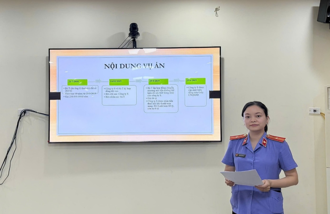 Ảnh: Đ/c Dương Thị Kim Chi, Kiểm sát viên trình bày nội dung  Thông báo rút kinh nghiệm của VKSND tối cao