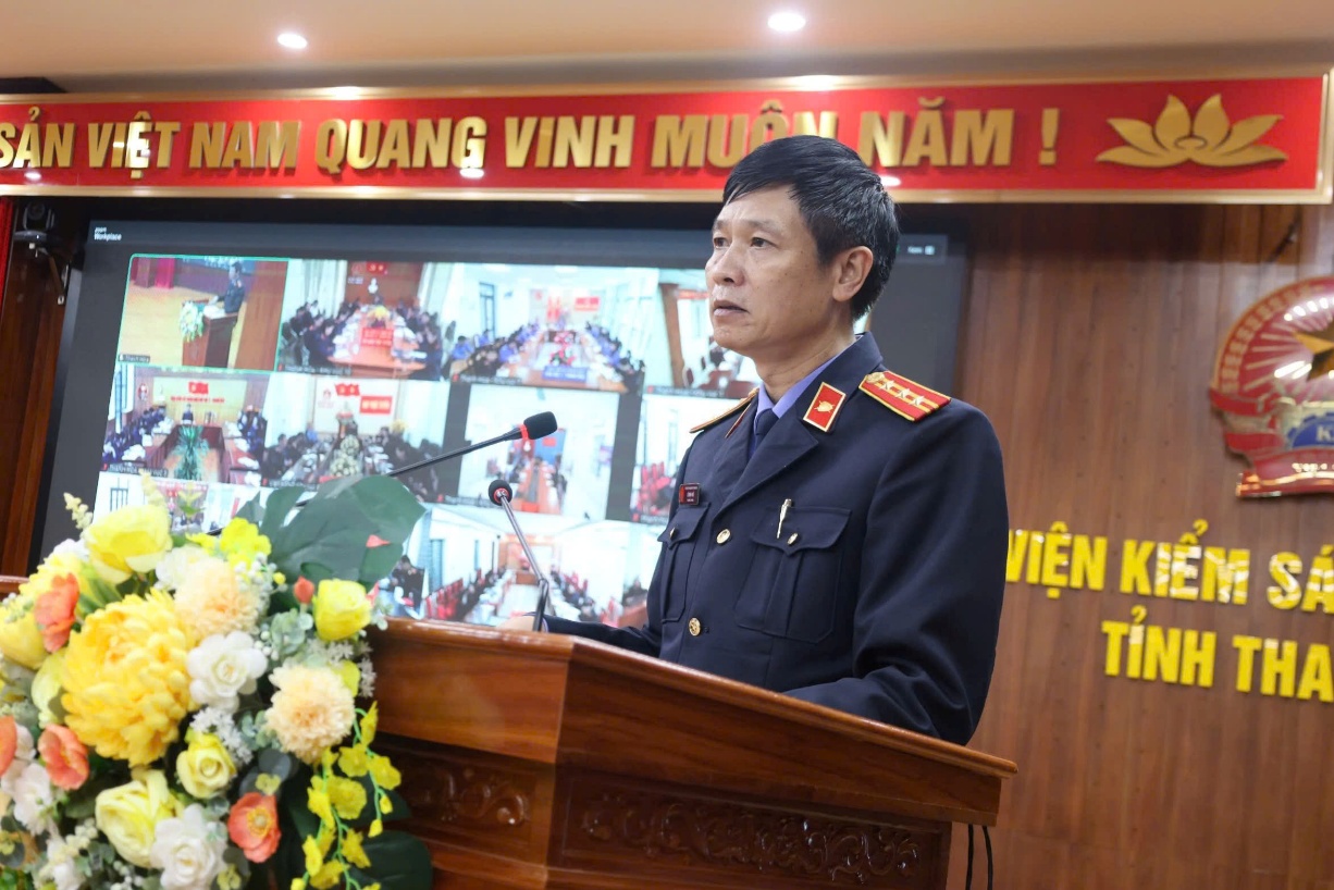 Đồng chí Lê Minh Huệ, Trưởng phòng 2 VKSND tỉnh phát biểu tham luận tại Hội nghị