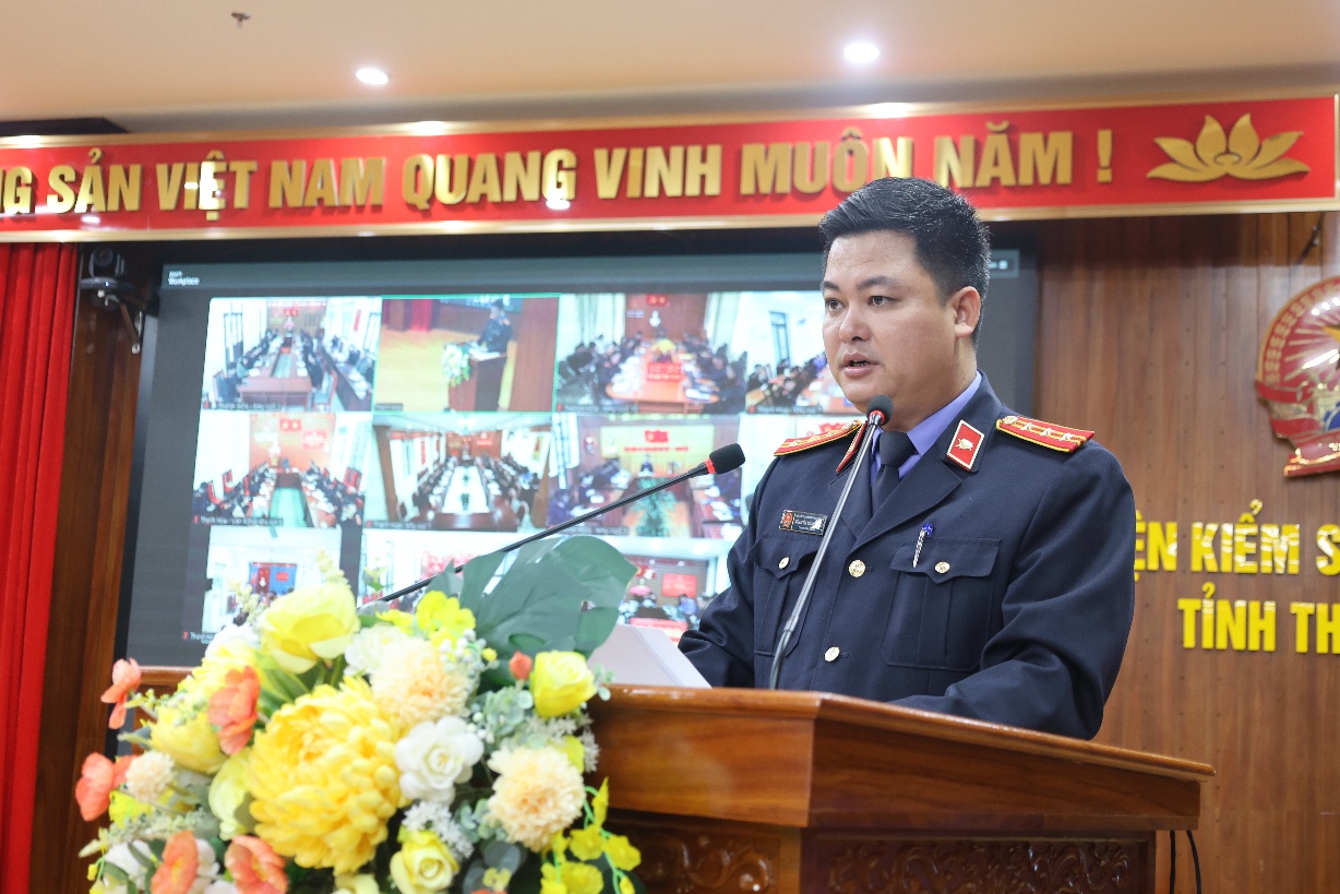 Ảnh: Đồng chí Nguyễn Văn Dũng, Chánh Văn phòng thông báo tóm tắt kết quả công tác năm 2025 của VKSND tỉnh Thanh Hóa