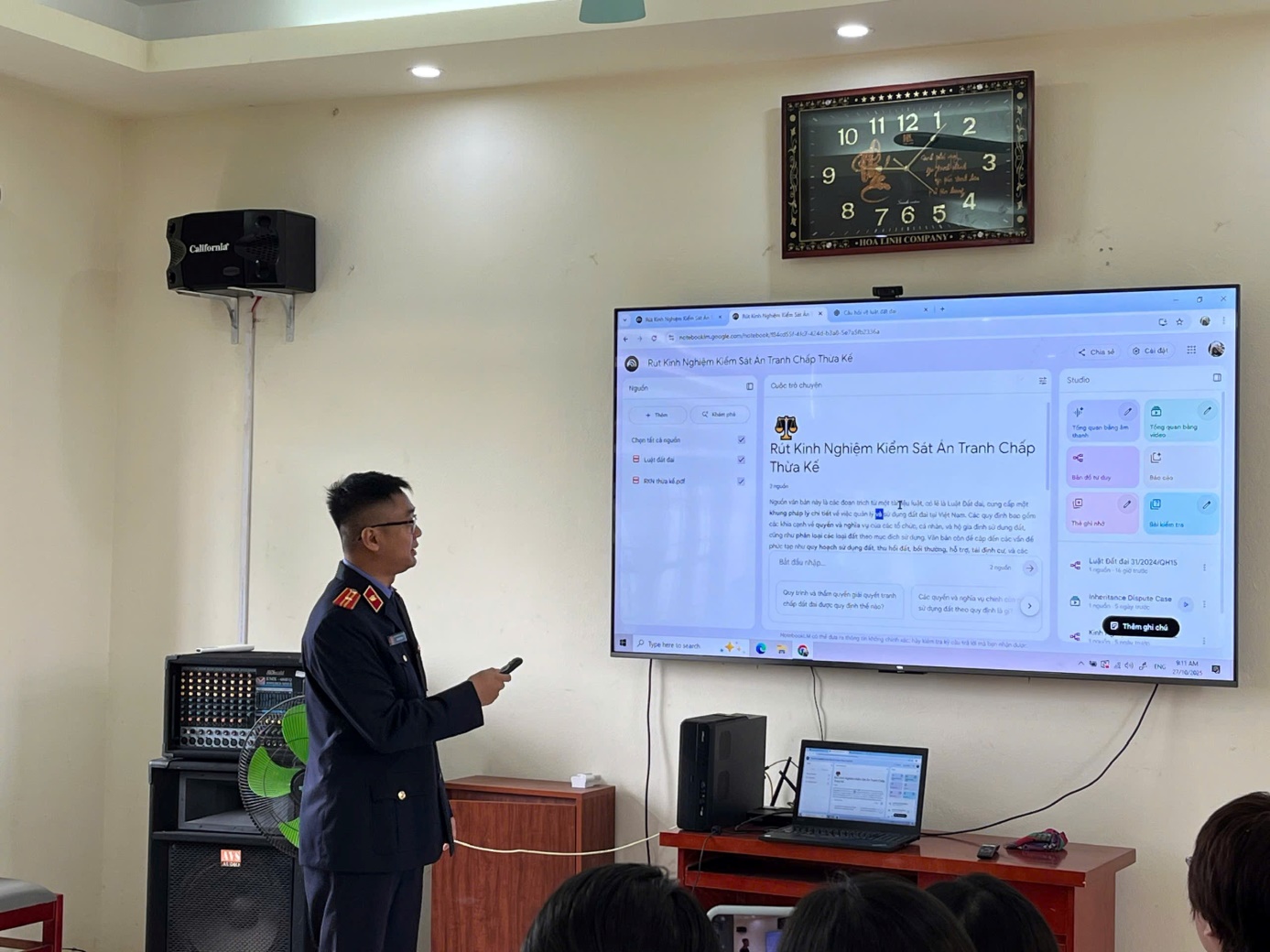 Ảnh: Kiểm sát viên giới thiệu thuyết trình thao tác hướng dẫn sử dụng