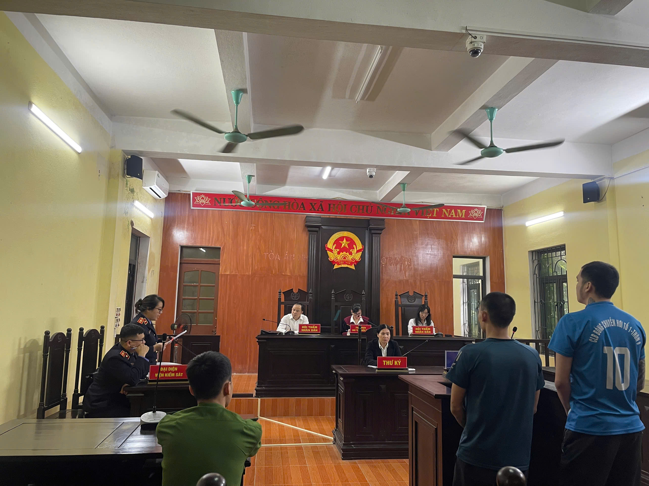 Ảnh: Kiểm sát viên công bố Cáo trạng tại phiên tòa