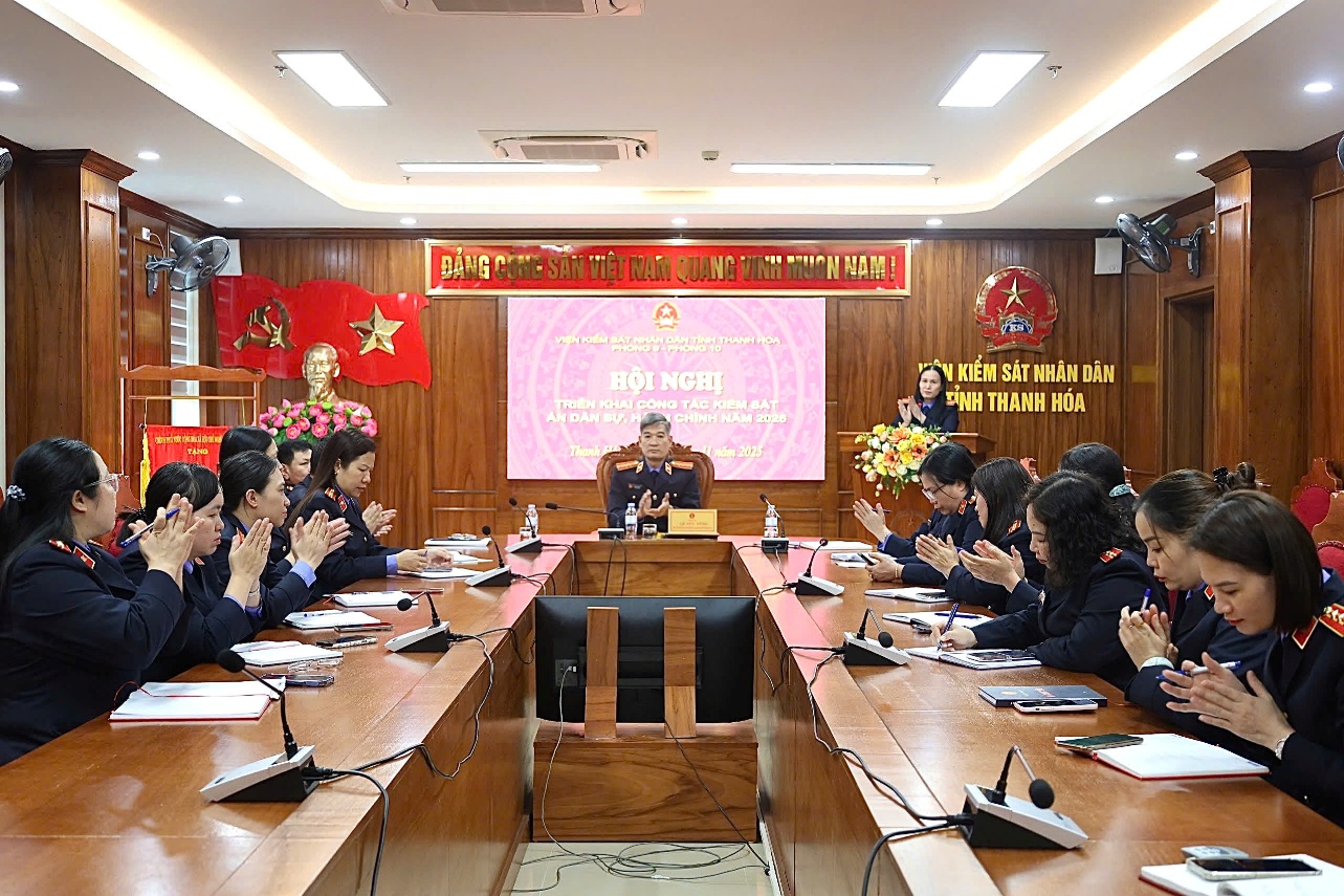 Ảnh: Đồng chí Lê Đức Tùng, Phó Viện trưởng VKSND tỉnh Thanh Hóa dự và chỉ đạo Hội nghị triển công tác kiểm sát án dân sự, hành chính năm 2026