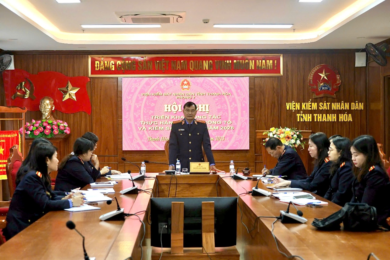 Ảnh: Đồng chí Nguyễn Đức Thanh, Phó Viện trưởng VKSND tỉnh Thanh Hóa dự và chỉ đạo Hội nghị triển công tác năm 2026 của Phòng 7