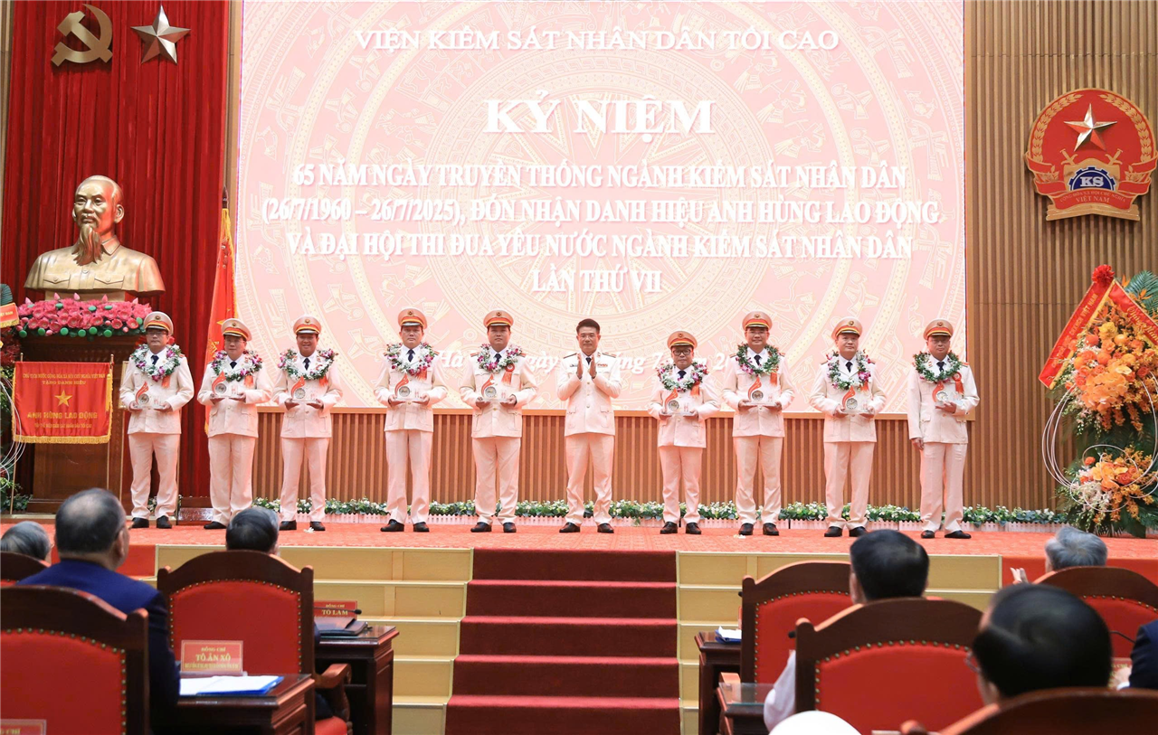 Ảnh: VKSND tỉnh Thanh Hóa vinh dự được tuyên dương là tập thể điển hình tiên tiến có thành tích xuất sắc trong công tác tại Đại hội Thi đua yêu nước ngành Kiểm sát nhân dân lần thứ VII