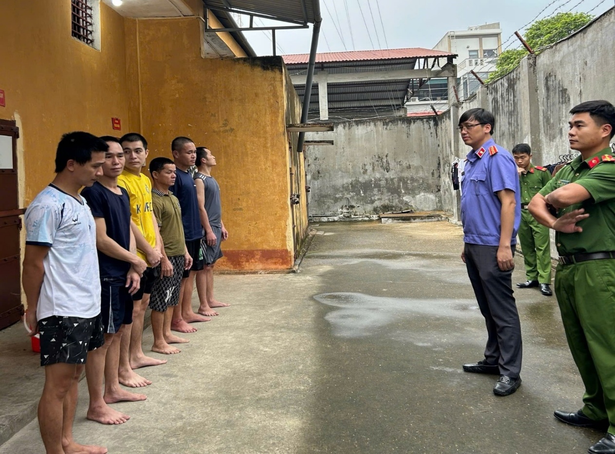 Ảnh: Đoàn kiểm sát trực tiếp gặp, hỏi một số người bị tạm giữ, người bị tạm giam