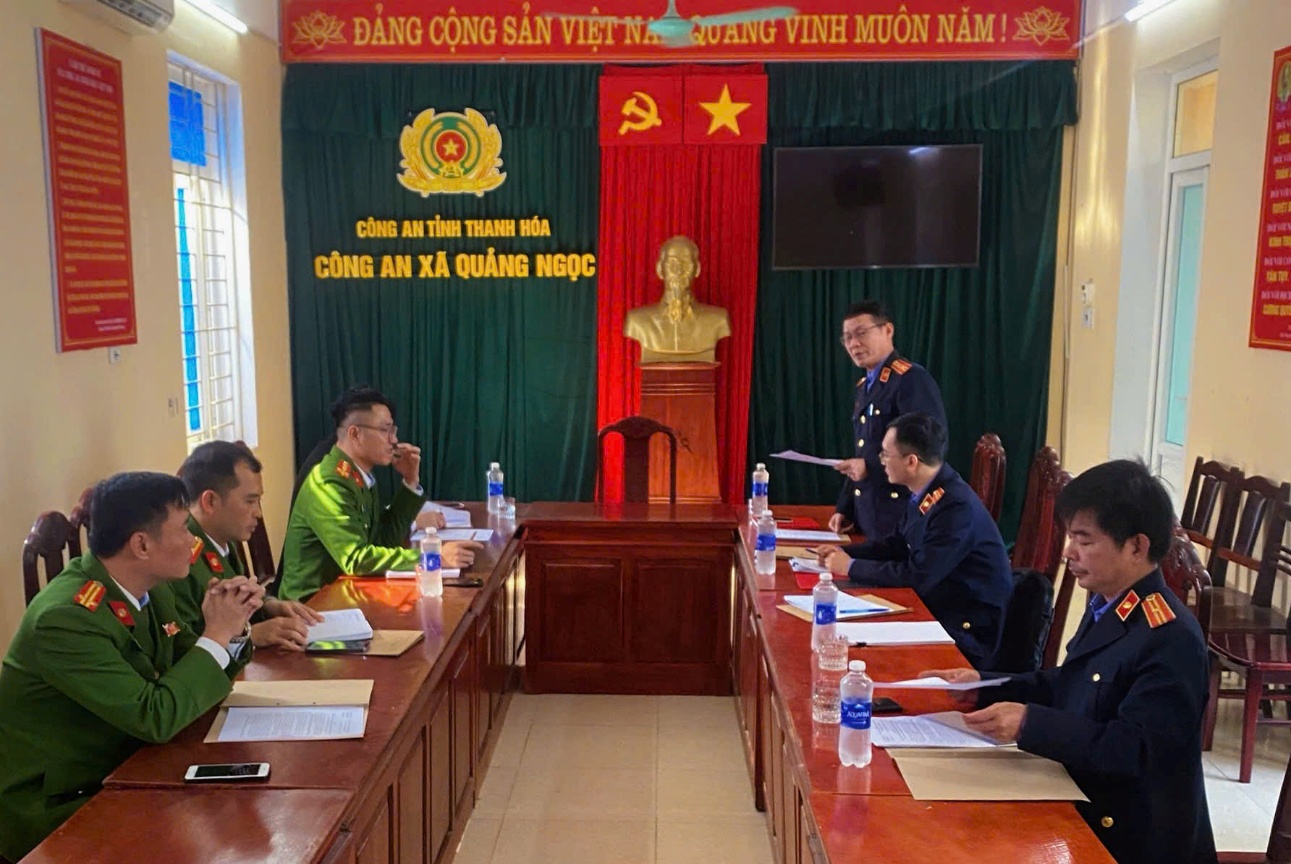 Ảnh: Đồng chí Trần Văn Việt, Phó Viện trưởng VKSND khu vực 2 - Thanh Hóa, Trưởng đoàn, công bố Quyết định kiểm sát trực tiếp tại UBND xã Quảng Ngọc