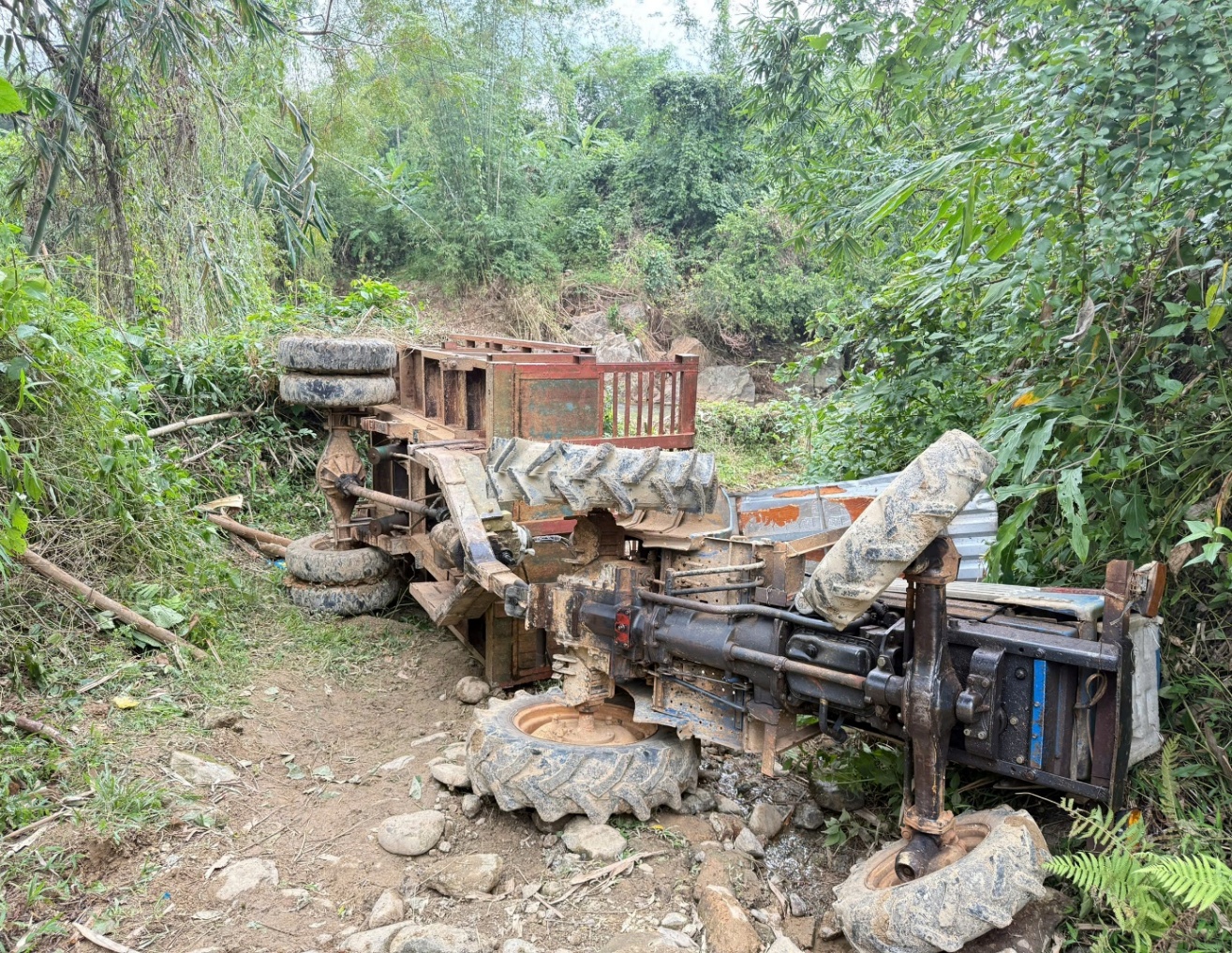 Hình ảnh xe đầu máy cày có thùng xe gây tai nạn