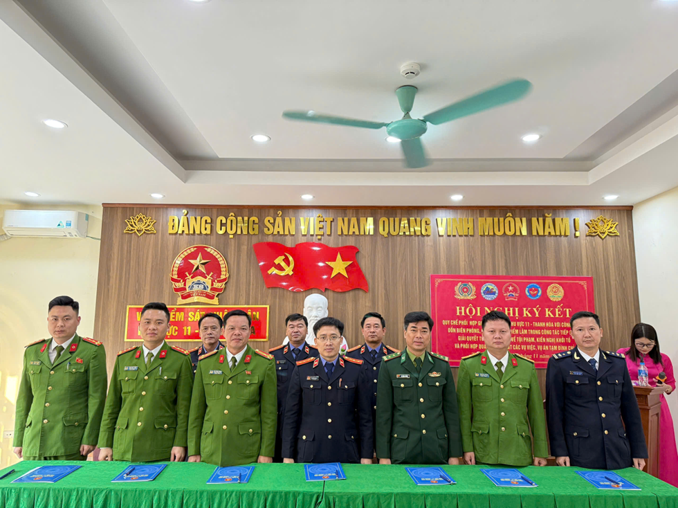 Ảnh: Toàn cảnh Hội nghị ký Quy chế phối hợp của VKSND khu vực 11 - Thanh Hoá với 14 đơn vị Công an xã, 04 Đồn Biên phòng, 02 Hạt Kiểm lâm và Hải quan Cửa khẩu Quốc tế Na Mèo.