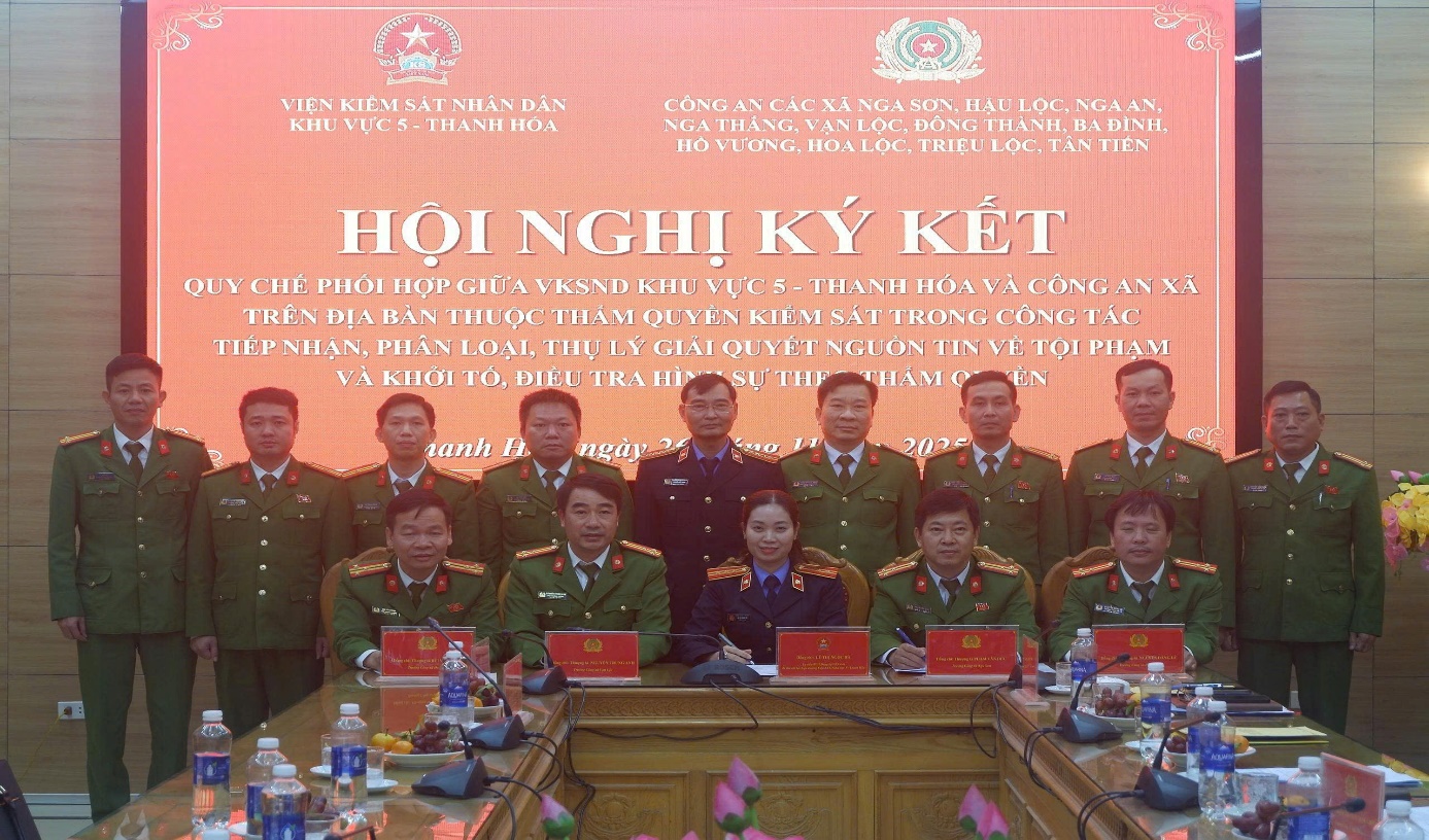 Ảnh: Toàn cảnh Hội nghị ký Quy chế phối hợp của VKSND khu vực 5 - Thanh Hoá với 11 đơn vị Công an xã