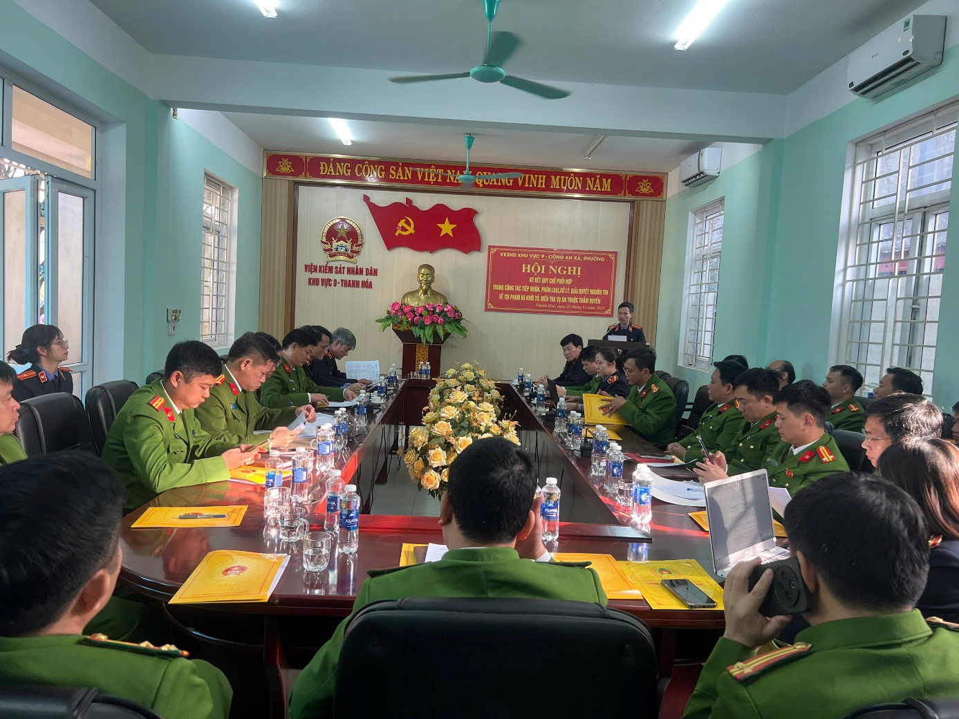 Ảnh: Toàn cảnh Hội nghị ký Quy chế phối hợp của VKSND khu vực 9 - Thanh Hoá với 16 đơn vị Công an cấp xã