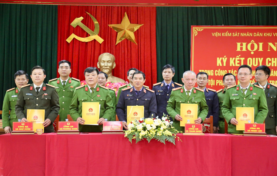 Ảnh: Toàn cảnh Hội nghị ký Quy chế phối hợp của VKSND khu vực 10 - Thanh Hoá với 21 đơn vị Công an xã