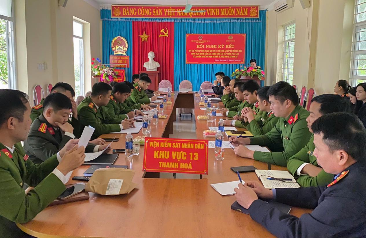 Ảnh: Toàn cảnh Hội nghị ký Quy chế phối hợp của VKSND khu vực 13 - Thanh Hoá với 16 đơn vị Công an xã