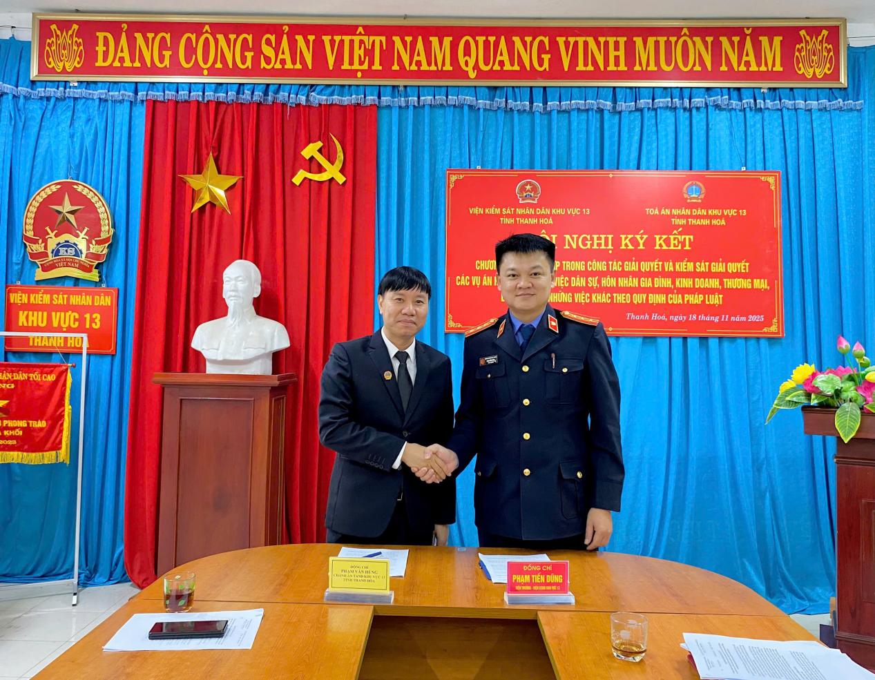 Ảnh: Toàn cảnh Hội nghị ký Chương trình phối hợp của VKSND khu vực 13 - Thanh Hoá với TAND khu vực 13 - Thanh Hoá