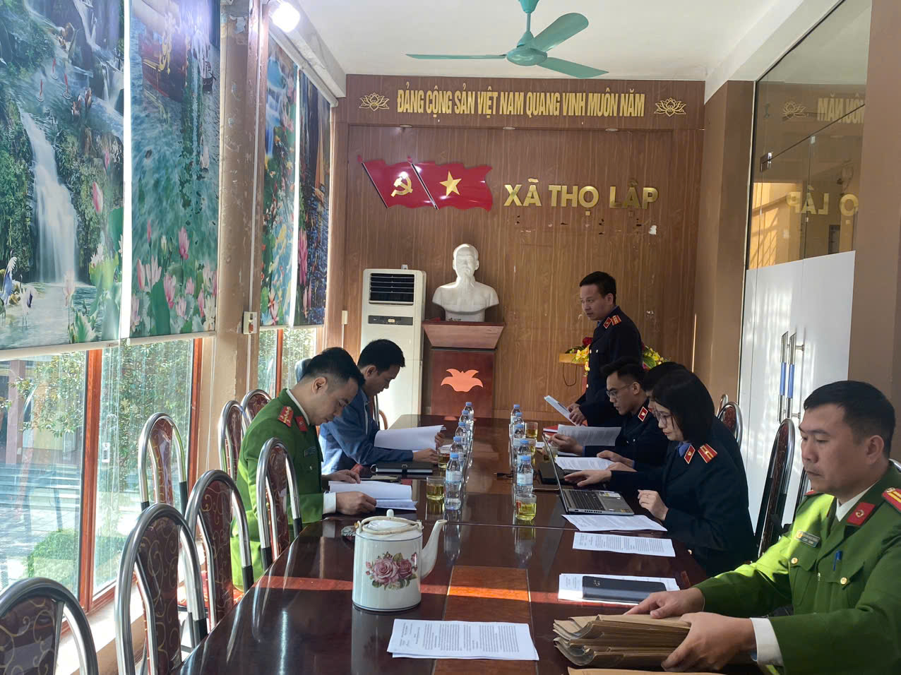 Hình ảnh: Đoàn kiểm sát làm việc với Lãnh đạo UBND và công an xã